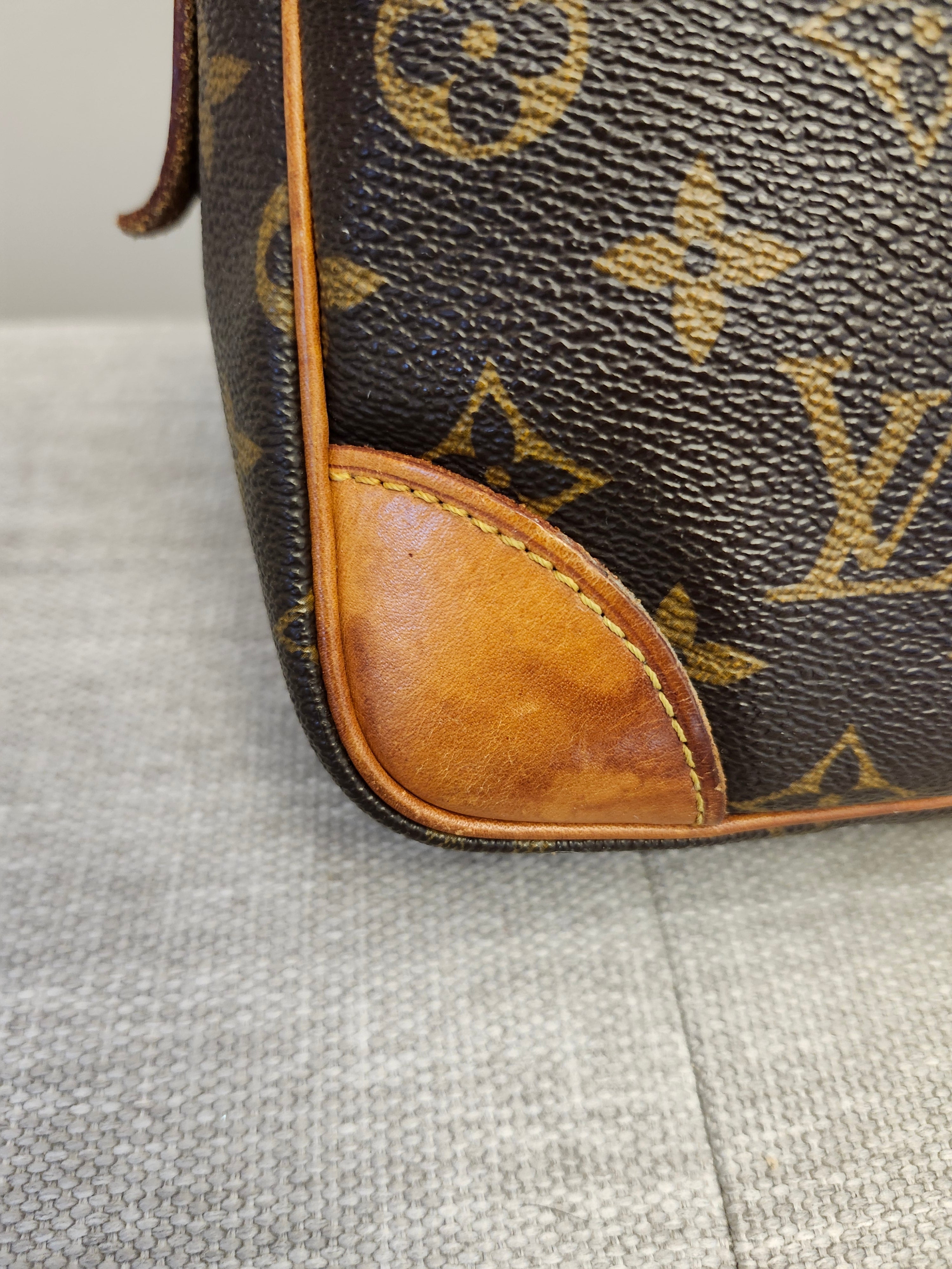 Louis Vuitton Compiegne 28 Clutch