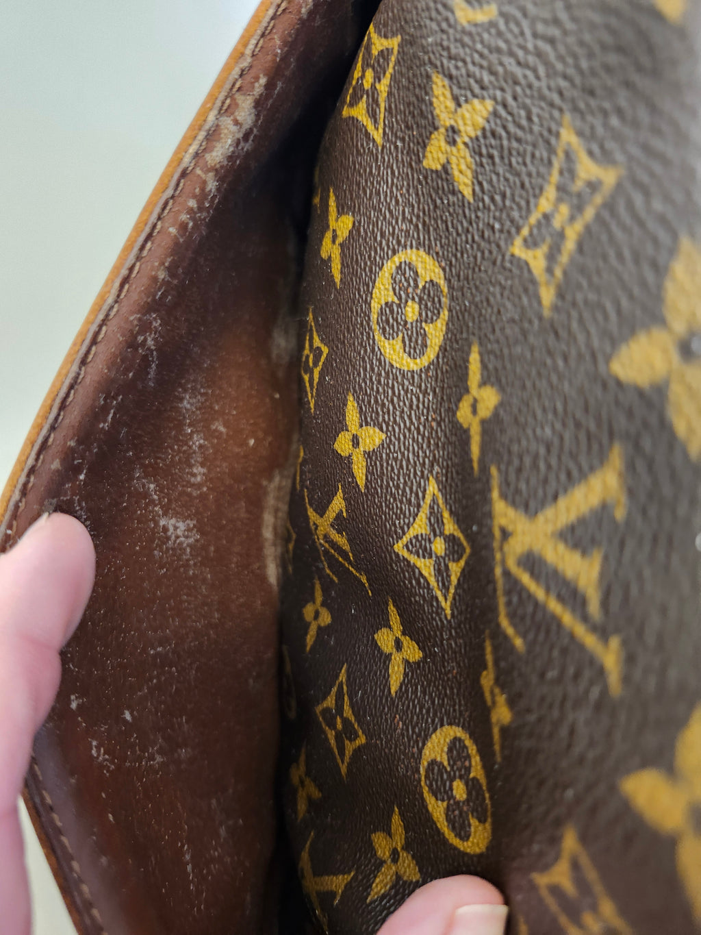 Louis Vuitton Compiegne 28 Clutch